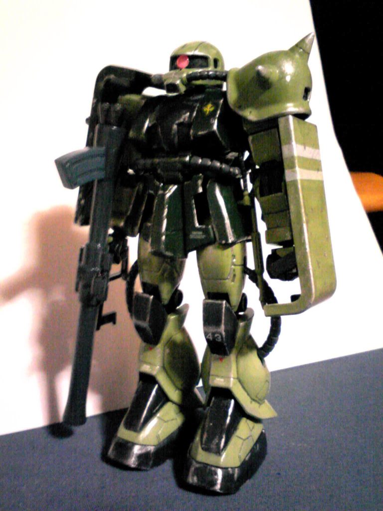 正面素立ちです。旧HG、０８小隊のザクⅡのキットです。こちらのザク、HGUCやジ・オリジンのザクはもちろん、旧キットやMSVのザク・マインレイヤーとも全く違う、細身で独特のプロポーションをしています。そのため他のザク系キットとの互換性があまりなく、結構好き嫌いが分かれるキットだと思います。しかし、逆を言えば他のザクのキットでは決して出せないような味があり、特にアニメに登場したザクではなく、各種ゲームに登場した機体を再現したい場合には、ベストキットと呼んでも差し支えないのではないか、と個人的には思っています（かく言う私も、「ジオニックフロント」に登場した陸戦型ザクを再現したいと思い、このキットをチョイスしました）。