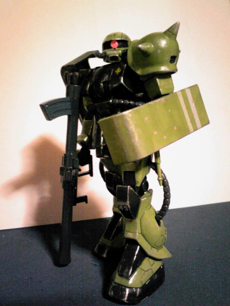 行軍中です。このキット、先に述べたスパイク付シールドのほかに、ノーマルタイプのシールドも付属するコンパチ仕様になっているのですが、こちらの方は接続部を加工して手持ち式としました。また、０８小隊の陸戦型ザクは、左肩のショルダーアーマーに排気口らしきものが確認できるのですが（キットそのままでも、それらしいモールド自体は入っています）、こちらを再現するため四角くくり抜き、裏からスジボリを施したプラ板を張り付けています。ついでに、モノアイはHアイズを使用しました。