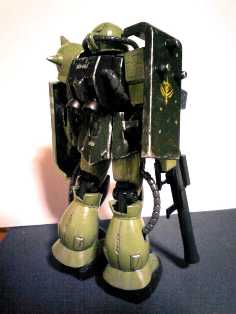 リアビューです。この陸戦型ザク（そういえば、最近では「MS-06JC」なんていう形式番号が与えられているみたいですね）の特徴の１つが、この「スパイク付シールド」です。そのシールドを中心に、全身に渡って銀色でハゲチョロ、弾痕を付けてみました。