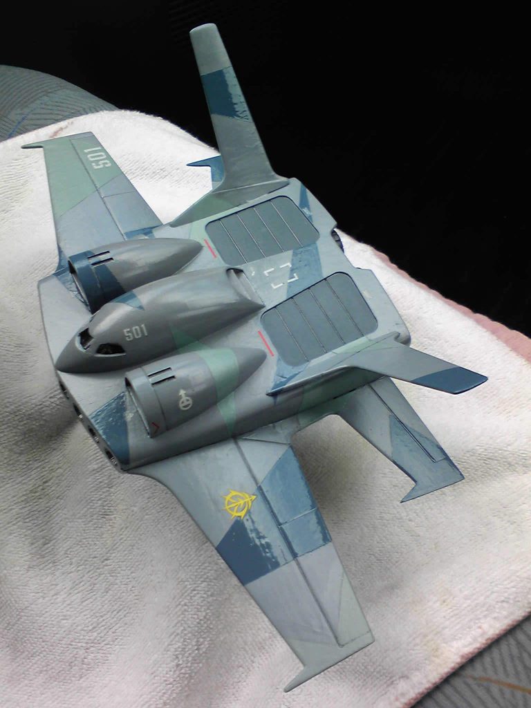 ドダイYSです。もともとの臙脂色がどうにも好きになれない＆前から一度やってみたかったので、スプリンター迷彩を施してみました。また、尾翼（と呼んでいいのか分かりませんが、とにかく後ろの４枚の翼です）の翼端に付いていた細長い棒のようなデザインがイマイチに感じたので、全て切り落とし、下の尾翼はプラ板で主翼と同じようなデザインに、上の尾翼は角を少し丸めて、より航空機らしいデザインに変更しました。