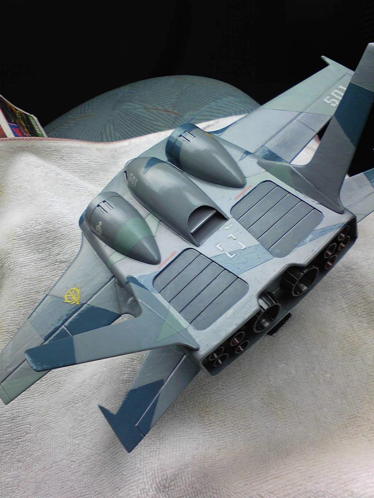 上からです。この画像だと少々分かり辛いかもしれませんが、下の尾翼は台座を外しても地面に置けるように、熱湯で柔らかくしてからひん曲げて水平になるようにしています。