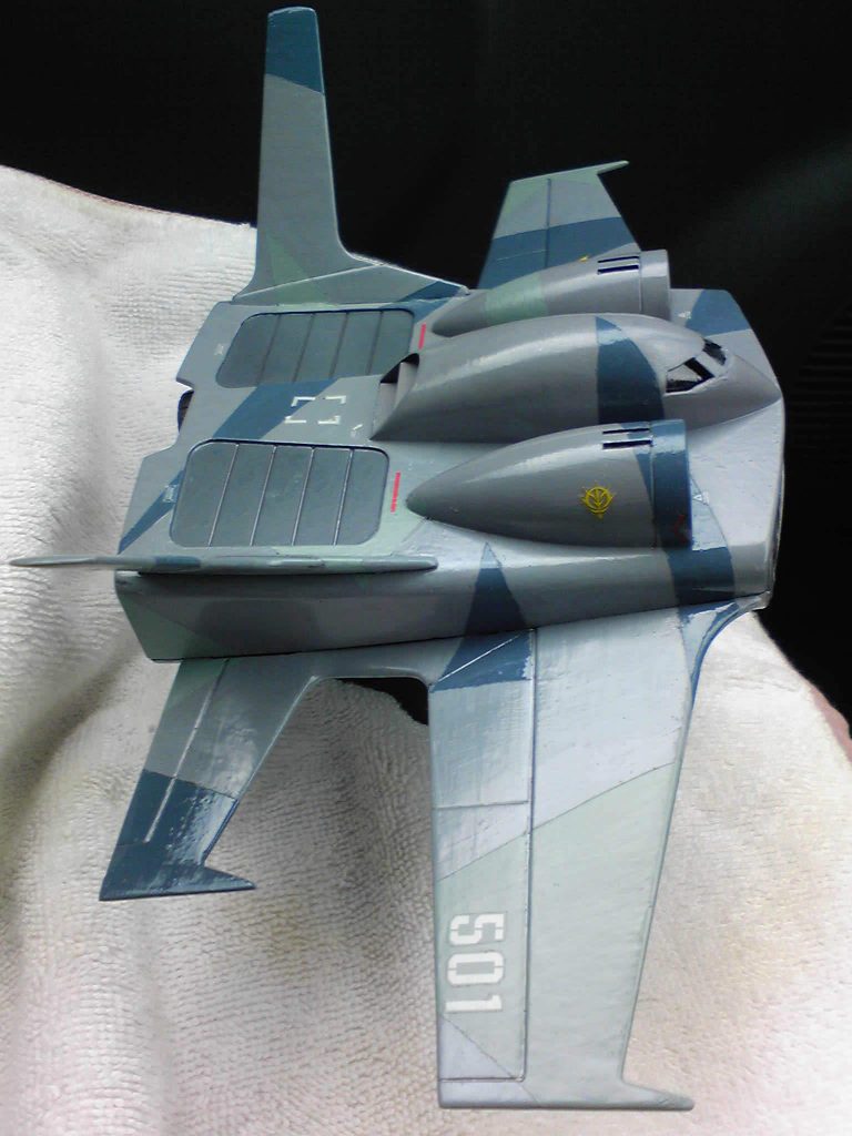 サイドビューです。なるべくおもちゃっぽくならないように、迷彩のパターンはかなりランダムになるよう意識しました。また、航空機らしくデカールも多めに使用しました。ちなみに、機体ナンバーの「５０１」は、以前投稿したカプールと同じく「ス〇ライク〇ィッチーズ」が元ネタです(笑)。