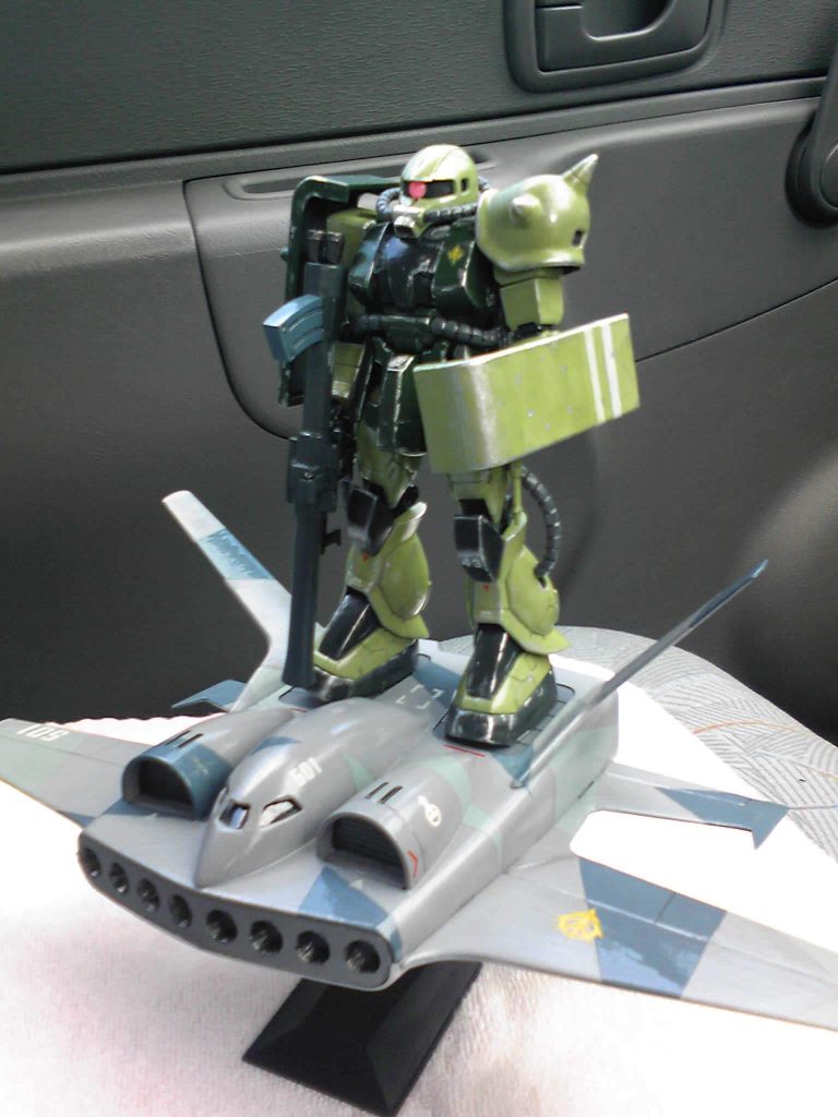 ザクを乗せて出撃です。「ドダイの上でバズーカなんか撃ったら、反動でこのザク落ちるんじゃ・・・？」と少し心配になりましたが、まぁ劇場版のZガンダムでマークⅡが同じことをして問題なかったので、多分大丈夫でしょう(笑)。