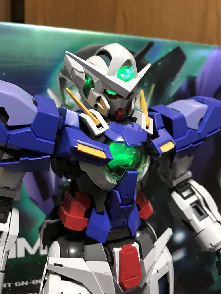 LEDユニットを組み込む形式で、台座のスイッチでGNドライヴが起動。