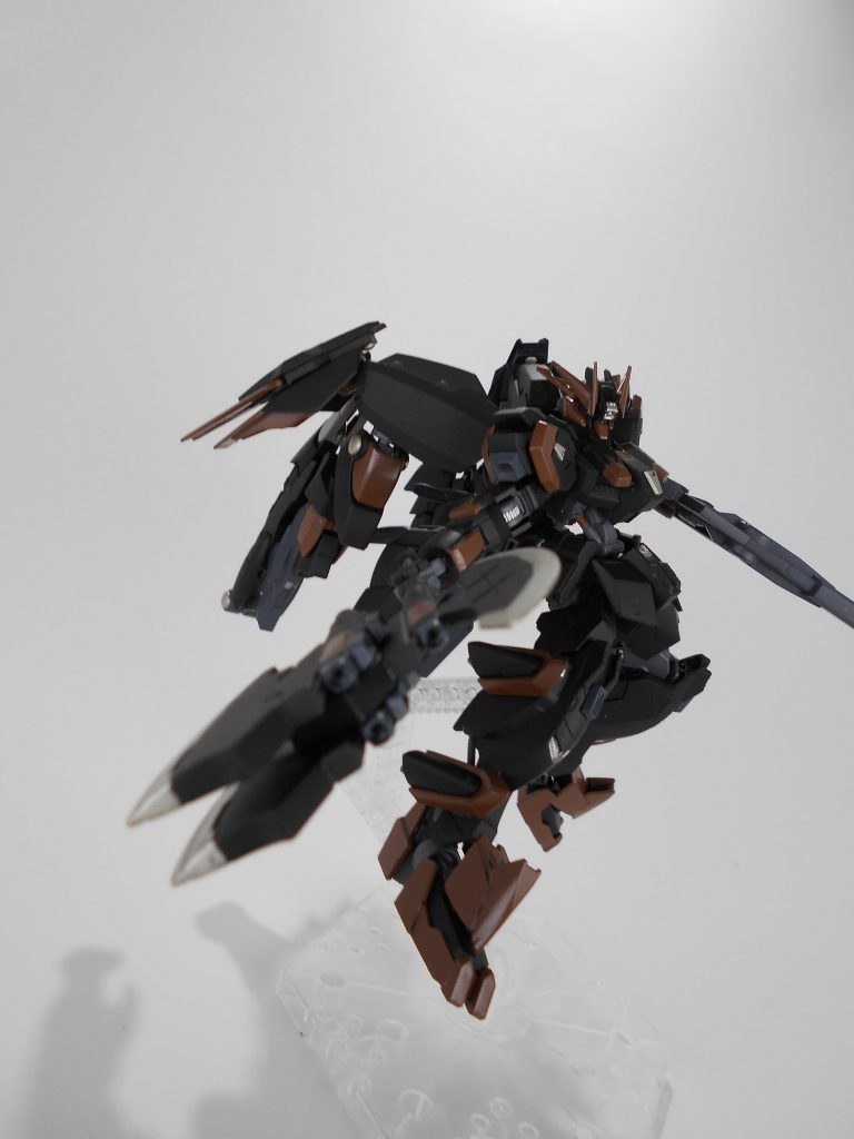 多機能型アックス・「ツザンブル」、射撃モード。ツザンブルの先端には３つのビーム砲口が付いており分散、集束のビームを打ち分けることが可能です。