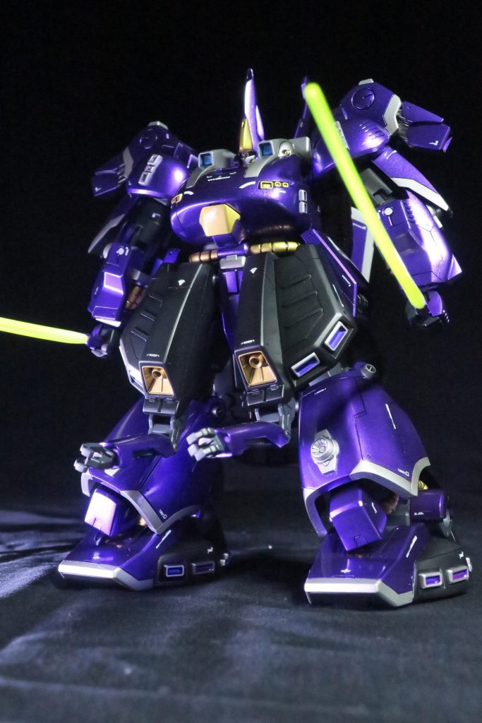 カラーリングは王蛇らしく、メタリックパープルを基本に、スーツのラバーっぽさを目指した艶消しブラックと金を挿し色にしました。