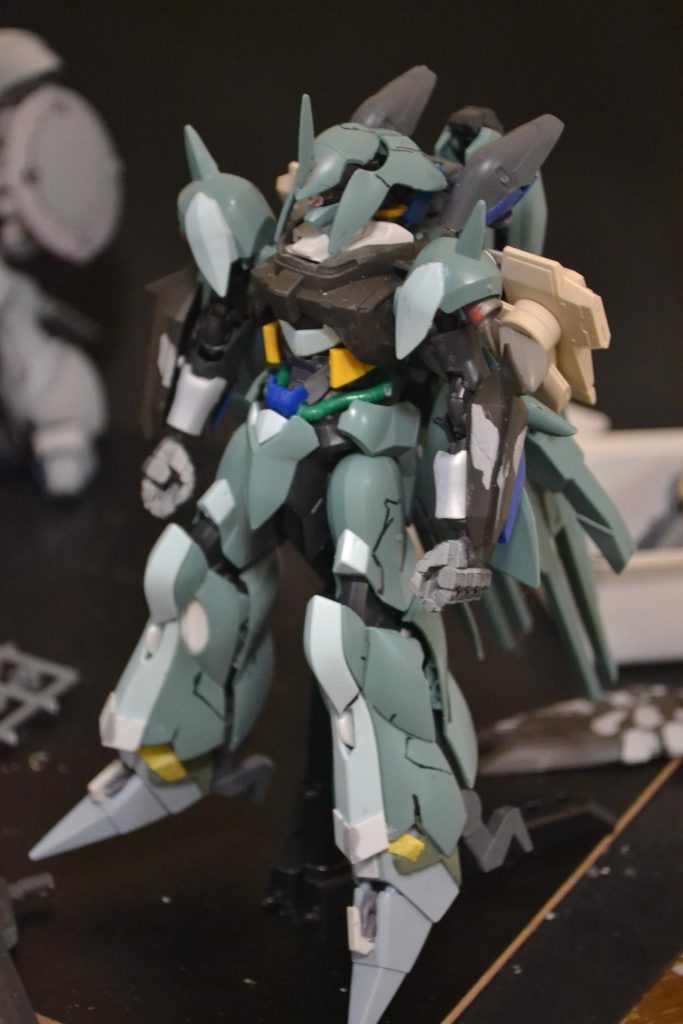 パーツをくっつけて全体イメージを固めたところ。
脚部中心にディテール追加してます。(膝横の放熱フィン、膝下に突起など)