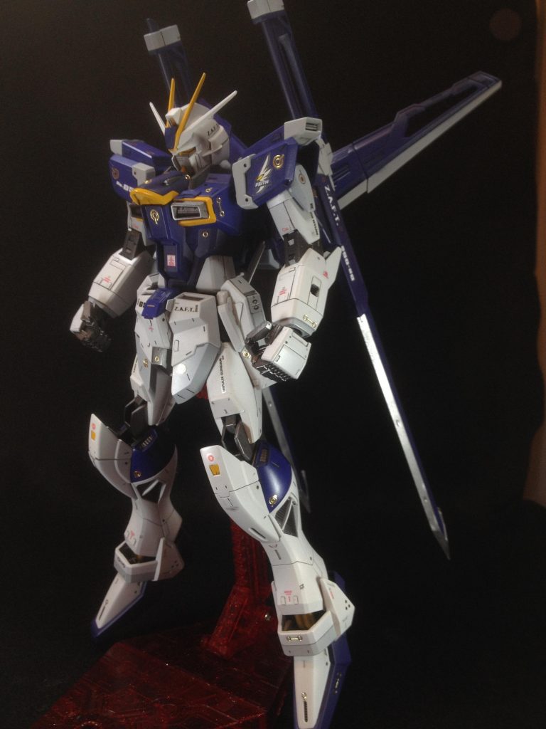 全身。ハンドパーツをビルダーズパーツのmsハンドに変更しています。フロントアーマーの股関付近に板を貼るのが好きです。