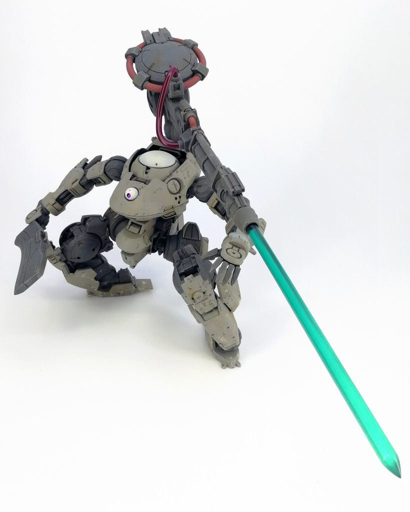 首後ろから背面に懸架しているのは一見射撃武器に見えて
切り札的なエネルギーブレードをイメージ。
高収束短距離レーザー剣。