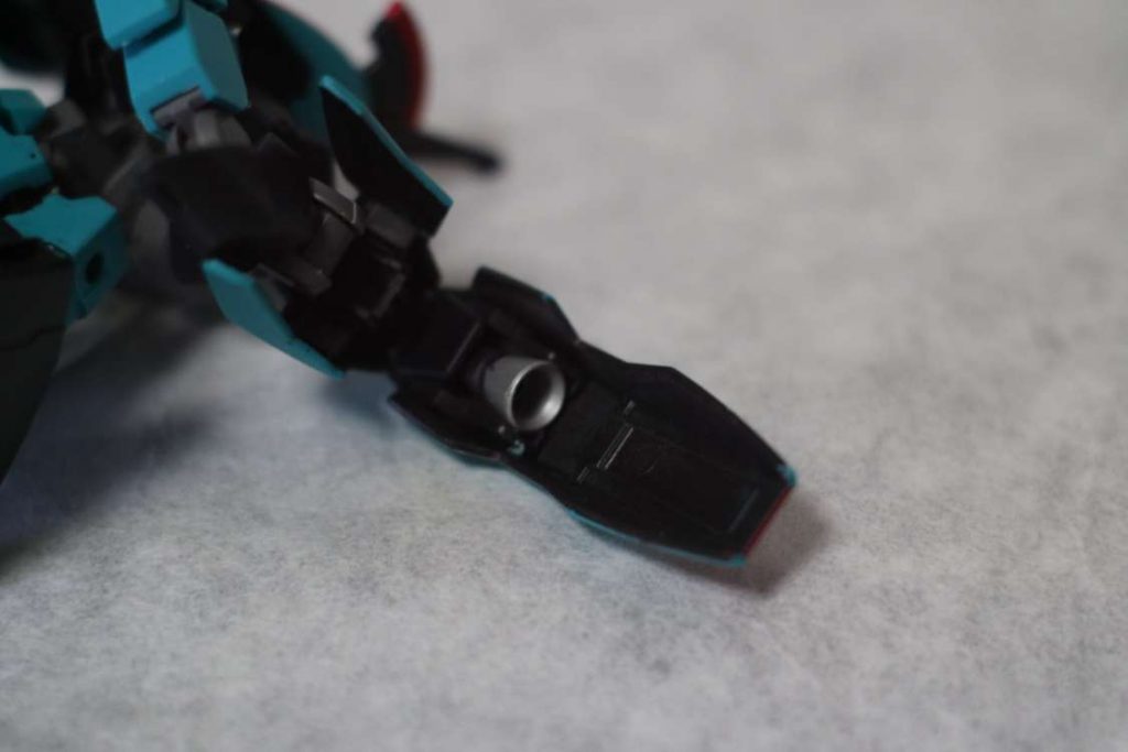 肩装甲裏。
目立つパーツの裏面は百均の黒スプレーで処理しています。
バーニアも黒からシルバーへ変更済みです。