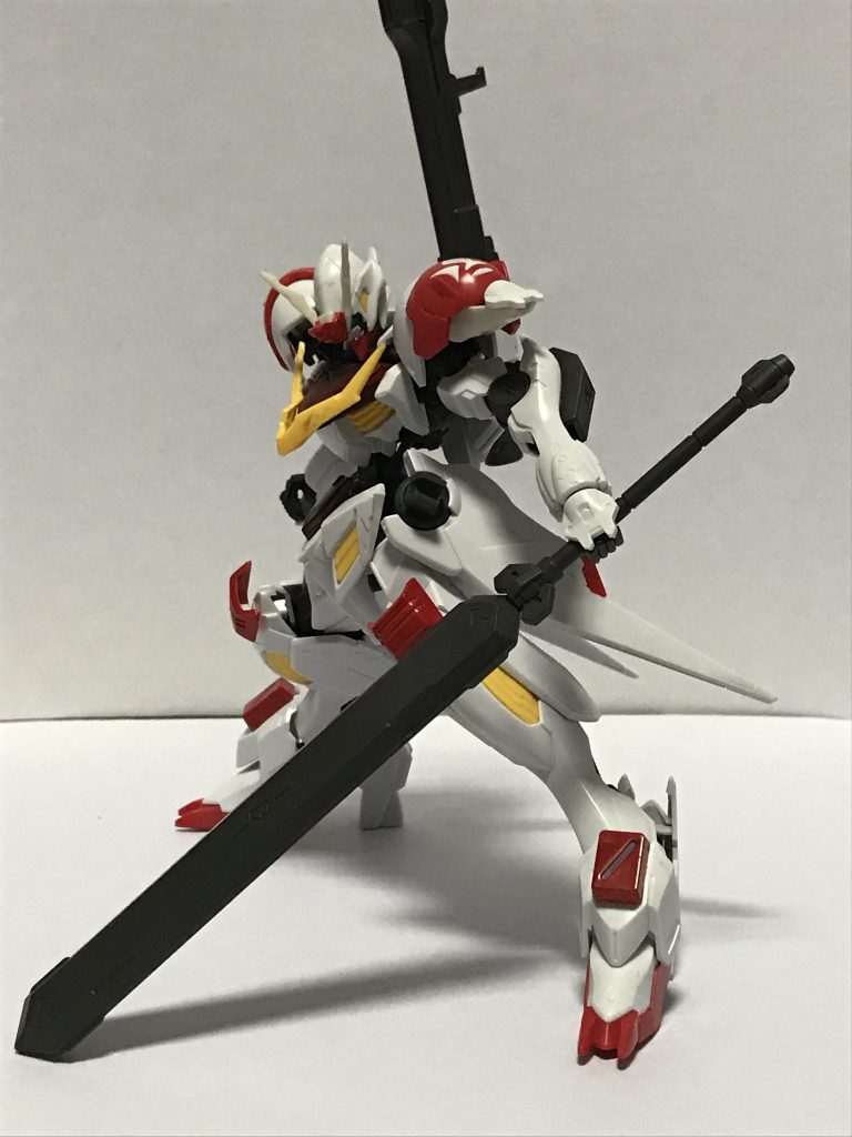 サイドアーマーの基部にピンバイスで3㎜の穴を開け、そこにルプスのメイスマウント用のパーツを取り付けたことで、ソードメイスを腰につける事が出来るようになっています。(画像では分かりづらいですが)
