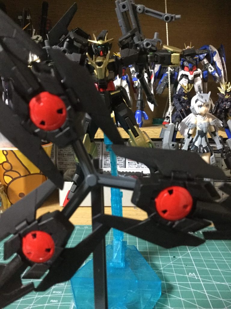 自立稼働したGNドライブが集合、前方に大型GNフィールド展開可能。