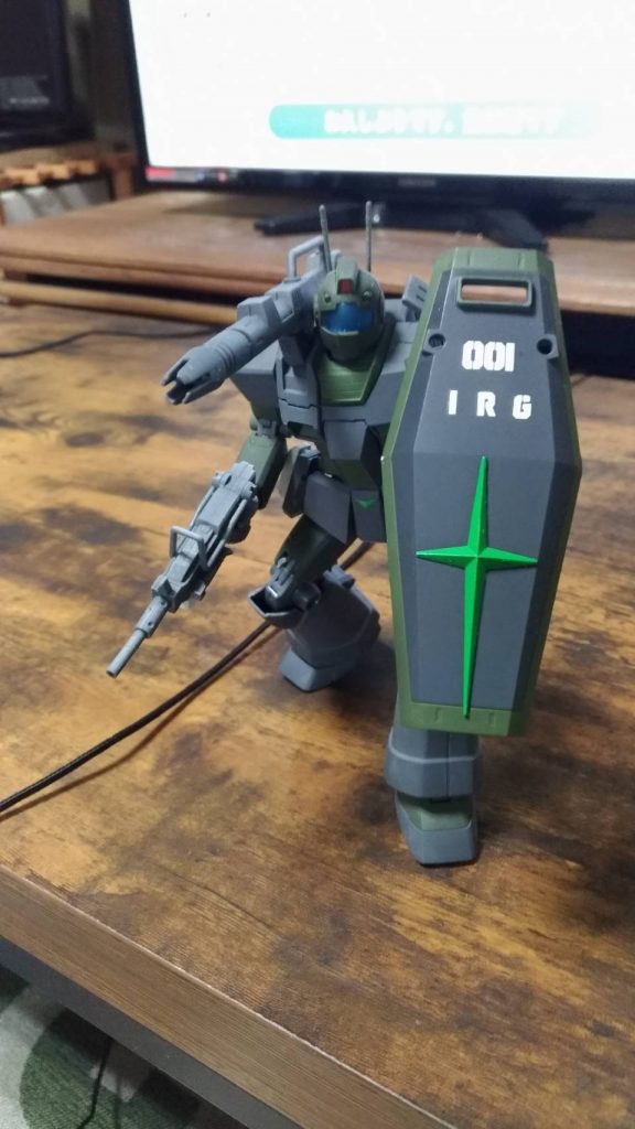 機体カラーはグリーンを基調としてジャーマングレイと合わせています。
シールドの十字はライトグリーンにしてアクセントを！
そしてシールドには我が部隊IRGのデカール！