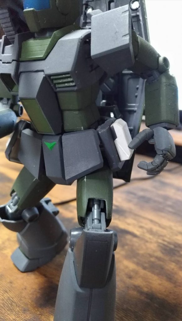 IRGではスプレーガンではなくマシンガンを好んで装備しています（カッコいいから）。そのため腰のサイドアーマーをマガジンが装備出来るようにマイナーチェンジしています！