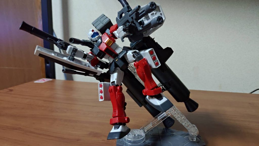 MSDのキットで可動十分のジムキャノンですがさすがにこの積載量ではポージングがうまくいかず…w