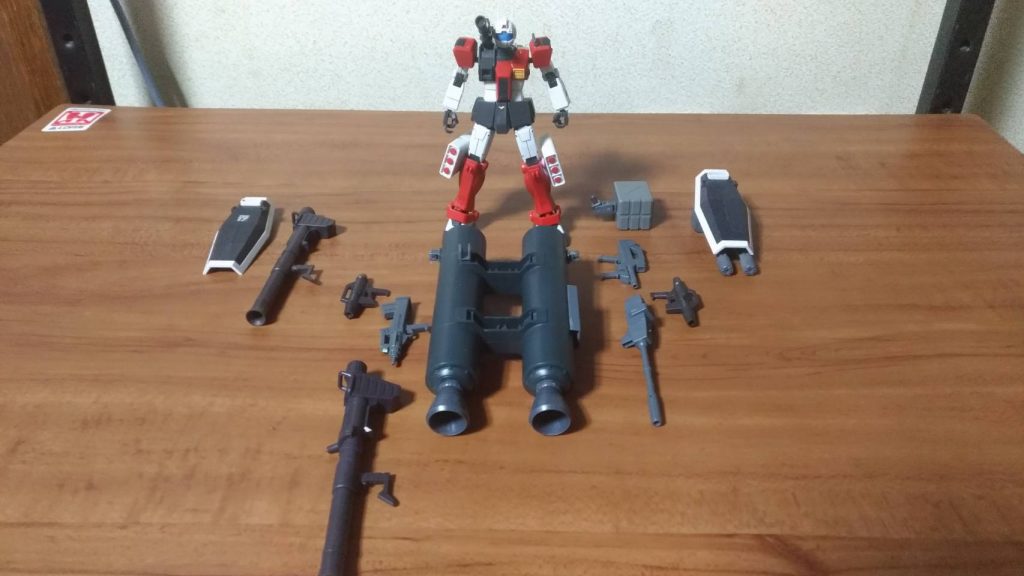 最大の特徴は脚部ミサイルポッド以外のほぼ全ての武装が着脱可能な点です!
この並べ方がやってみたかったw