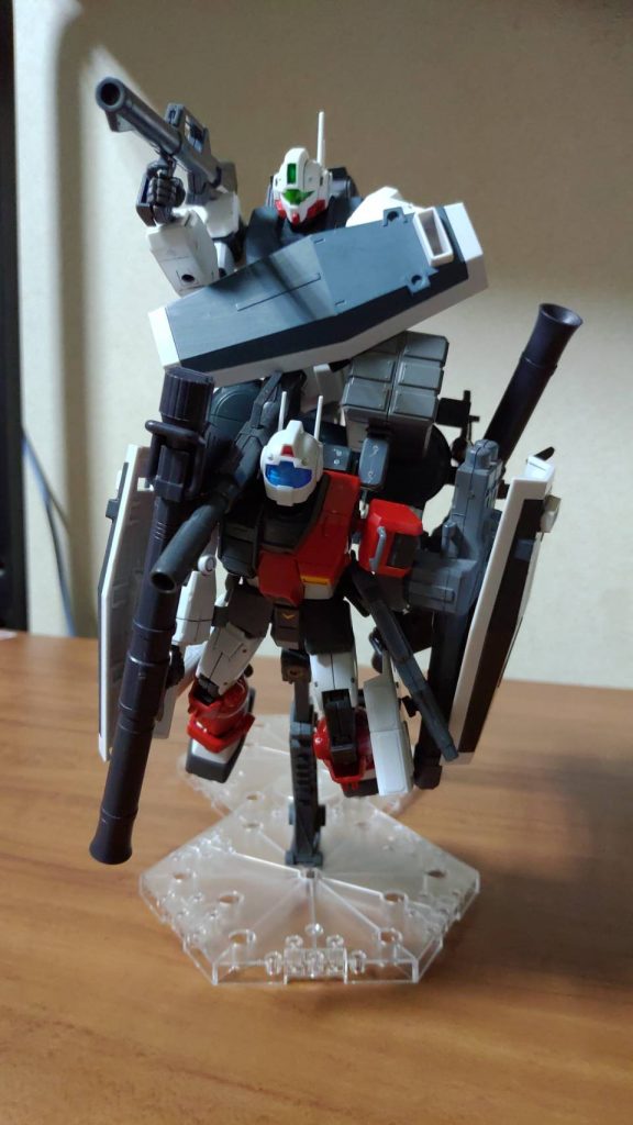 腰のブースターに味方を乗せることも!!