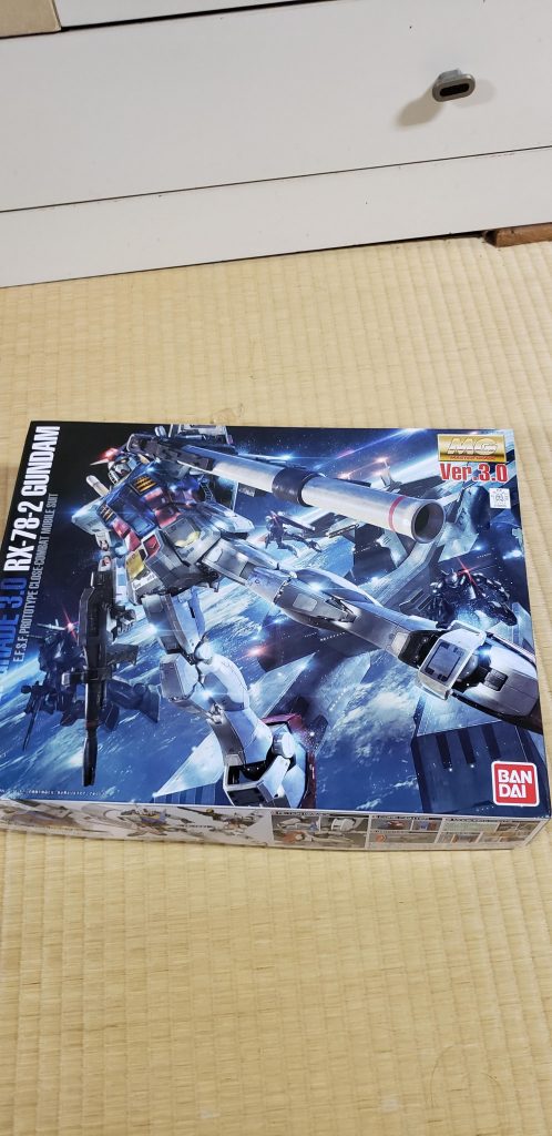 こんにちは初めての投稿です。
少し下手かもしれませんが御了承ください。
RX78-2ver3.0を買いました！！
箱は、やっぱカッコいいですね。