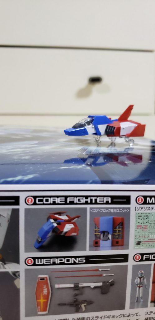 次はコアファイターです。
青と赤がよく目立っていますね。
中のアムロは、塗っていません。