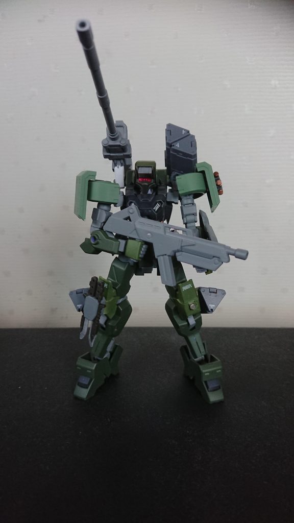 分かりにくいですが、腰部フロントアーマーは、稼働範囲を広げるために敢えて付けていません。