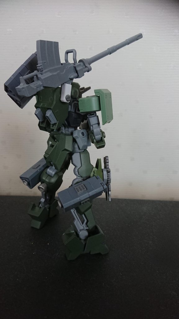 足に付けたミサイルポッドは、打ち終わったらスラスターとして機能するっていう設定です。
ミサイルポッドに付いているバーニアはバンダイから発売されているバーニアを使いました。