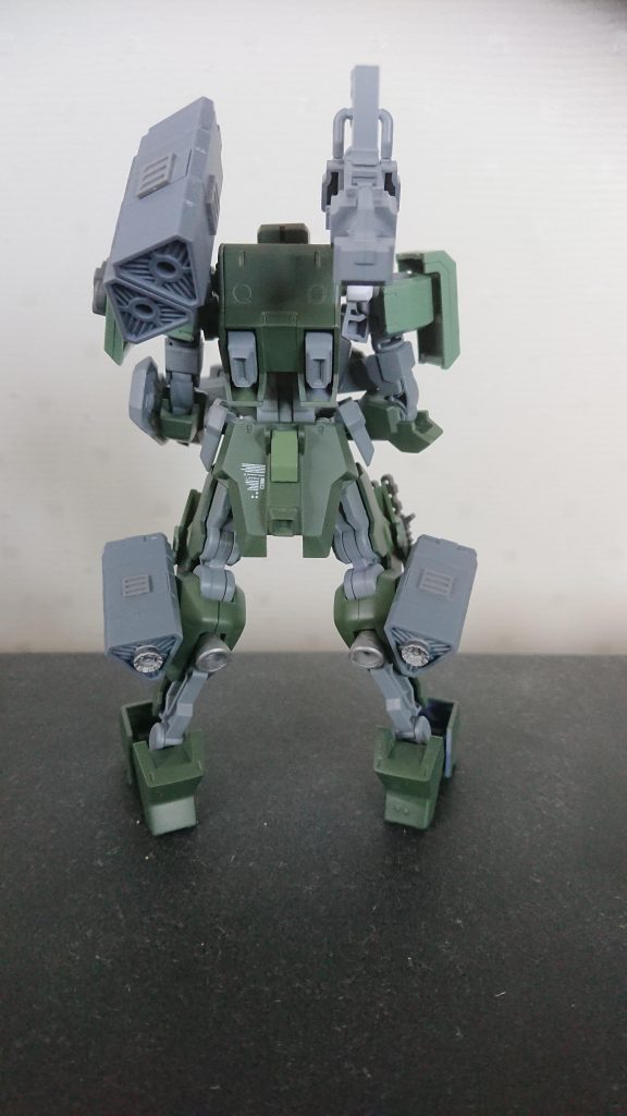 バックパックのスラスターは0.5㎜厚のプラ板で塞いで、同じく0.5㎜厚のプラ板でたて幅を増して、角バーニアのサイズに合わせました。
リアアーマーのスラスターですが、既存のスラスターだと何か物足りなかったので、その部分をハイパーカットソーで切り取って、その部分に角バーニアを取り付けました。