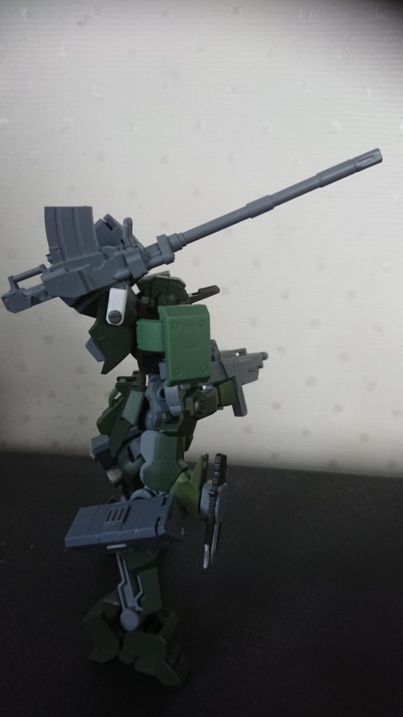 このキャノンですが、3㎜のプラ棒を使ってバックパックに接続して、流し込み接着剤で固定しました。
それだけだと味気ないかなぁと思ったのでマイナスモールドで蓋をしました。