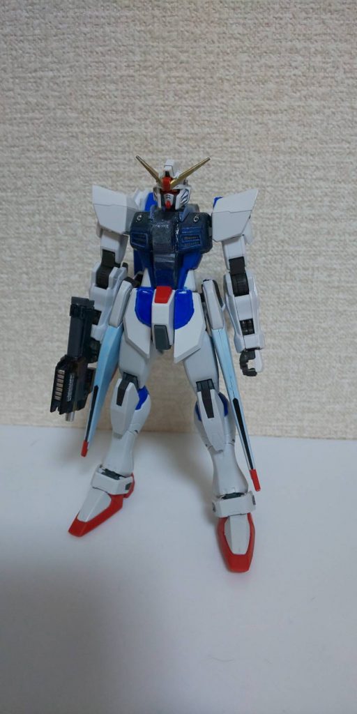 まずは正面から

頭部：アンテナを減らして、金塗装

腕部：肩を切り詰め、3mmプラ棒でバエルの腕を移植。

胴体：元の造形を大胆に切り飛ばし、プラ板を積層させて整形。削りすぎて自分の指ごと削りました。手はバエル、手甲はフリーダムのものです。

腰部：バルバトスルプスのスラスターを付けました。

脚部：股間との接続パーツをフリーダムのものに変更したデスティニーの脚部をそのまま使用。