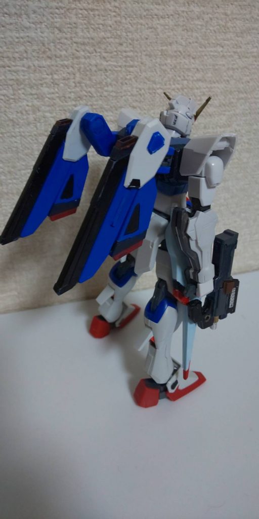 バックショット

背部：ウィングは3mmプラ棒でレールガンを移植して、元のウィングぽく塗りました。

腕部：肘は敢えてパーツを1つ省き、グレーに塗装してフリーダム感を出してみました。

腰部：リアスカートはバエルのものを接着。



あとは、いくつかアクションポーズを