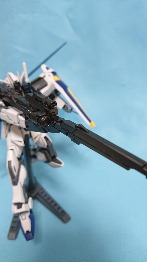 試作型バスターライフル
ザフト技術陣が開発した試作型ライフル。威力が大きすぎるため、ライフル本体が大型化。通常の機体では、一発放っただけで、エネルギー切れを起こしてしまう。核エンジン搭載機であって初めて扱える。