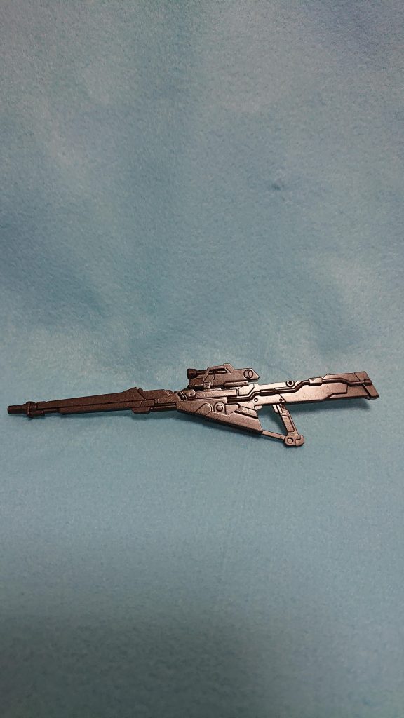 試作型バスターライフル
デルタカイのロングメガバスターをベースに、上部スコープはストライクのライフルを加工しました。黒鉄色で塗装しました。