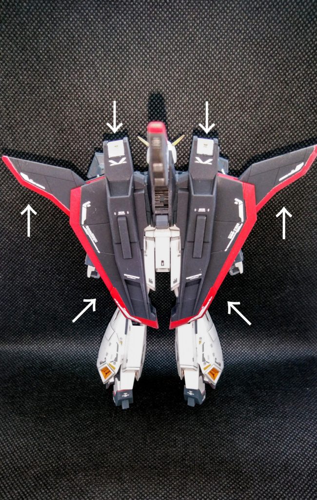 ただ一つだけ難点をあげるとしますと、上記の写真に印されてる部位(赤、白)は色分けされておらず、素組みの場合は全箇所シールで補完することになります。簡単仕上げ派の自分も頑張って塗装しました…