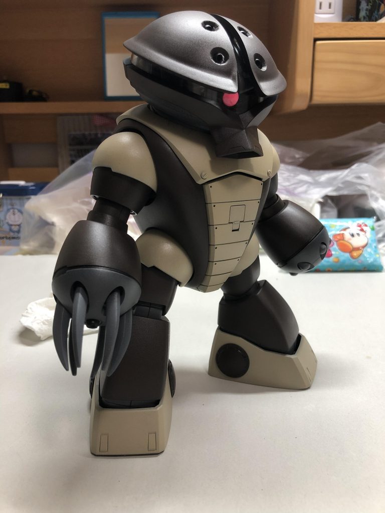 モノアイを表面にから塗ったらイマイチだったので、クリアパーツを裏側から塗り周囲を銀のラピーテープで巻きました。