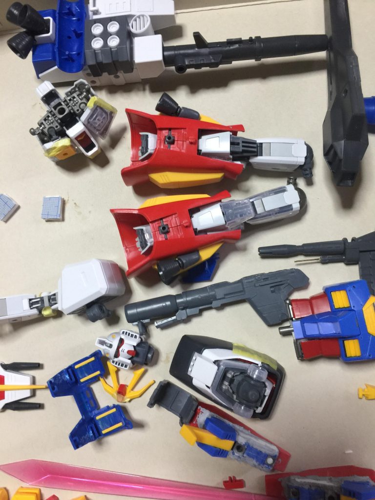 ガンダム3.0verの足のパーツは
パーフェクトガンダムのスリッパが
ブカブカだったので プラ板やパテを
使用して 改造しました。