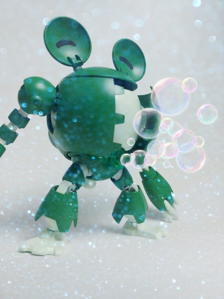 へそのソニックブラストからは、なんと1分間に10000個ものシャボン玉を作り出すバブルブラストにチューンナップされている!
瞬く間に周辺はメルヘンなムードになり、一般人は思わず結婚したくなってしまう!
これは強化人間の研究中に偶然編み出されたマインドコントロール技術の片鱗で、後に強化人間たちの調整にも使われたという噂もあるが真実は定かではない…