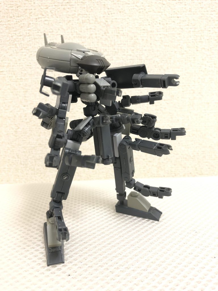 サブアーム展開テスト。
実は元ネタがあり、バスタードレスという漫画の主人公機、ガンホークのサブアーム機能を真似て作りました。あちらの方がスマートで格好いいですが。
ちなみに、機能を真似ただけで姿は全く似ていません。