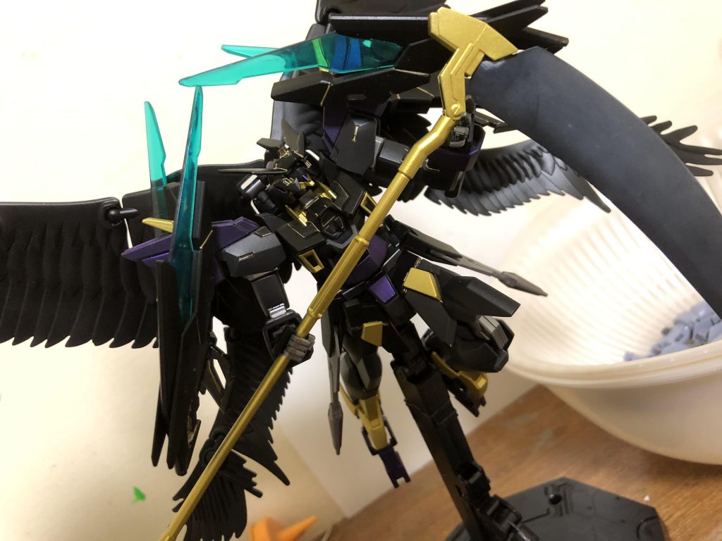 ミホークの黒刀をイメージして鎌の刃を作りました。こすって銀sunになめらかスムースを吹き付けました。