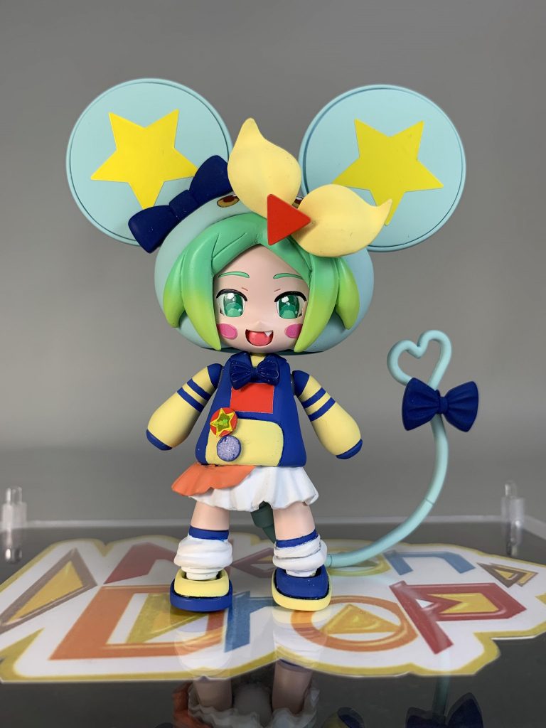 にの本体はきゃらっがいふみなを改造
パーカー状の上半身などをパテなどの素材で作りました。