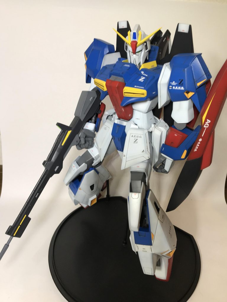 ライフルを持たせるのも一苦労でした。
吉本の部長の動画を見てパーマネントマットバーニッシュを使って関節部分に塗ったら指のパカパカが治りました。
あとは肘の関節をどうにかすれば腕を伸ばしたポーズができそうです。
ちなみにこの写真は塗る前の写真です。