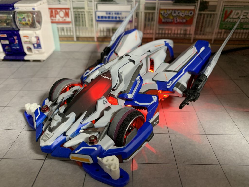 内部にLEDテープを仕込み、トランザム風に