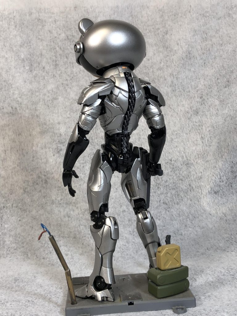 背中から。 前回クマコンの作品コンセプトを受け継いでお笑い作品になるはずだったのに、まさかの超スタイリッシュ。