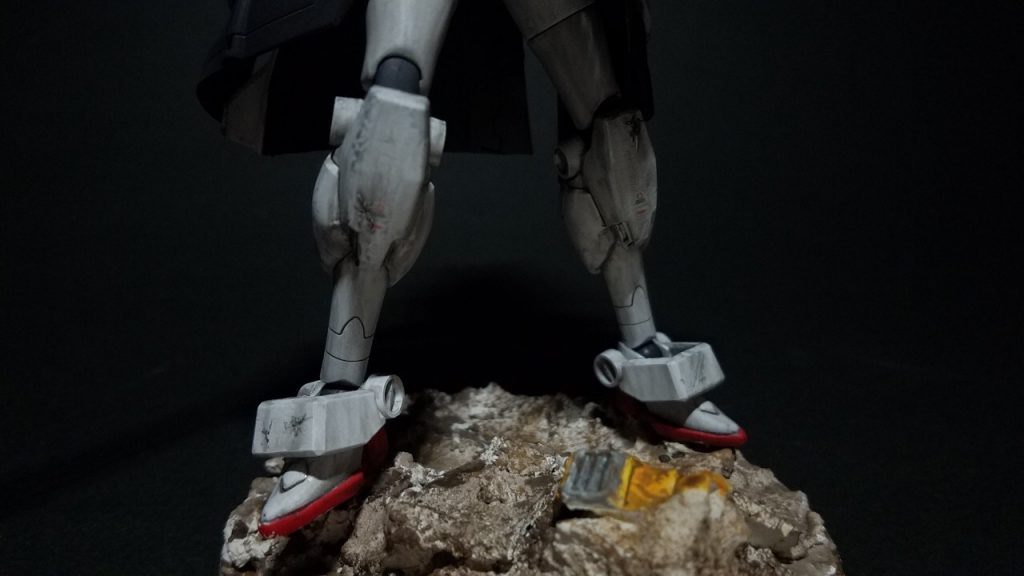 膝下と足首のパーツはFGのものを使いパテで隙間を埋めたりして何となく馴染ませてあります。
足元の機体の残骸も同じくFGから。