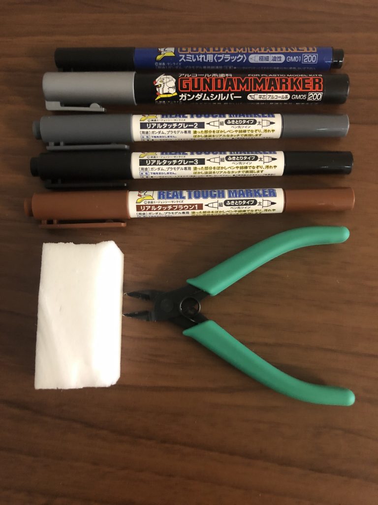 使った道具はこれら。
綿棒撮るの忘れてましたが、使った本数は2本くらいですね。
いつもはリアルタッチマーカーグレー1をよく使うのですが、このリーオーくん体色が濃いめなので、それに合わせて使う色も濃いめにしました。
グレー1は紫色がかったライトグレー
グレー2が普通のねずみ色
グレー3がジャーマングレー、ほとんど黒といったところです。