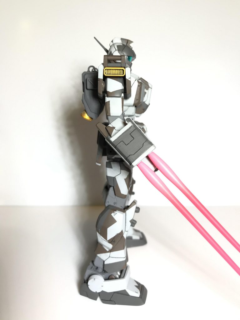 サーベルは蛍光ピンクでグラデーション塗装をしています。