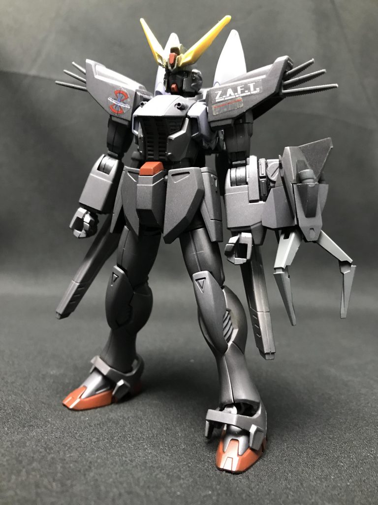 正面。ステルスのための黒色の塗装が全身に施されている。