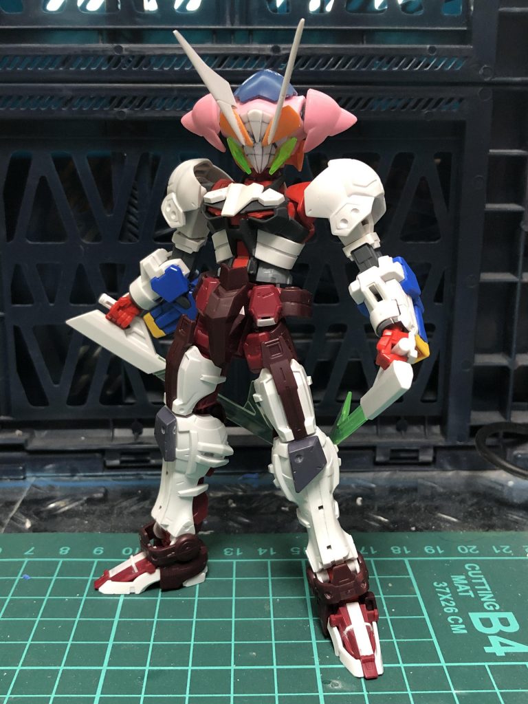 作るならとことんやらねば!という事目や口?もしっかり似せていくことにしました。腕もアヴァランチエクシアのものに変更し、デザインを近づけています。