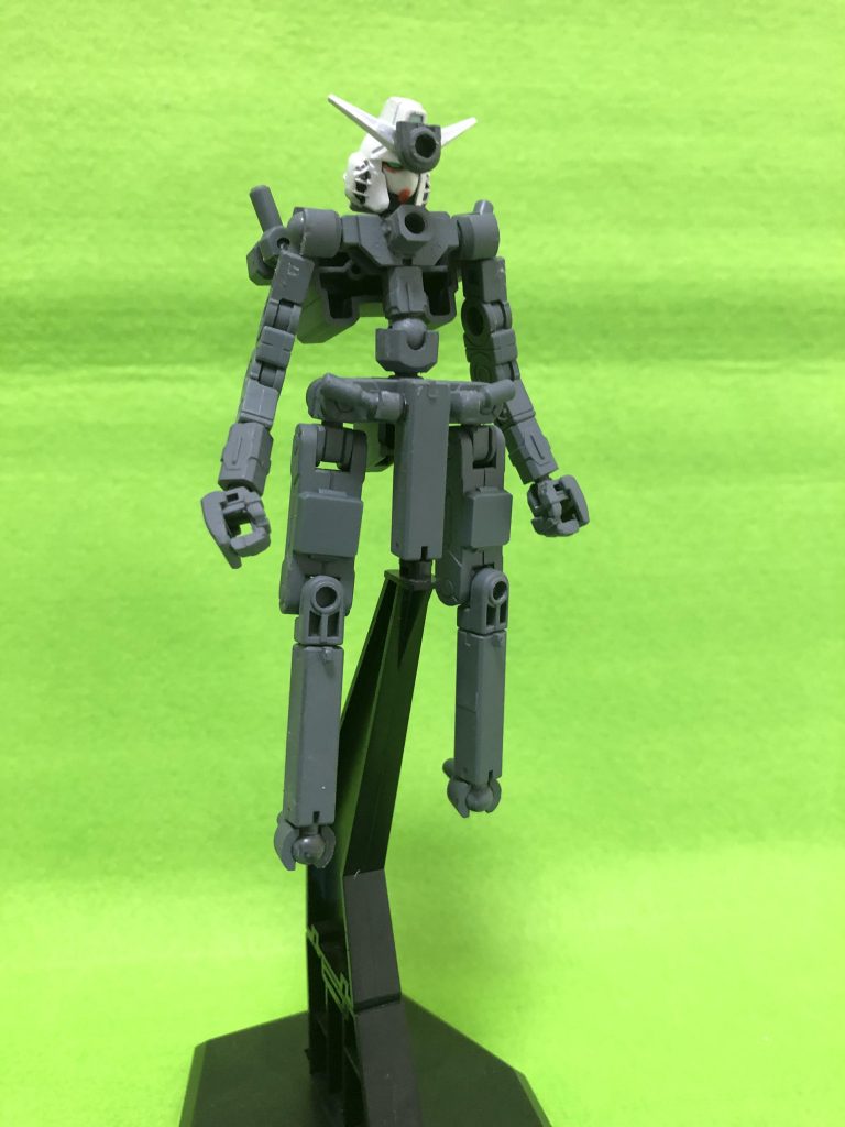 ガンダムミクロン「ネイキッド」。フレームのみの状態で、全身に3ミリ穴、軸を備えます。ここにパーツを追加して、様々な形態になる予定です。
要するにコアガンダムです。
