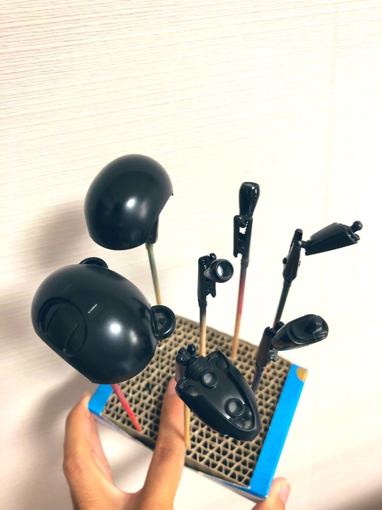 全体の塗装に
「Mr.カラースプレー92番セミグロスブラック」を使用しました。メタルブラックよりも光沢控えめな感じで上品な感じかと。