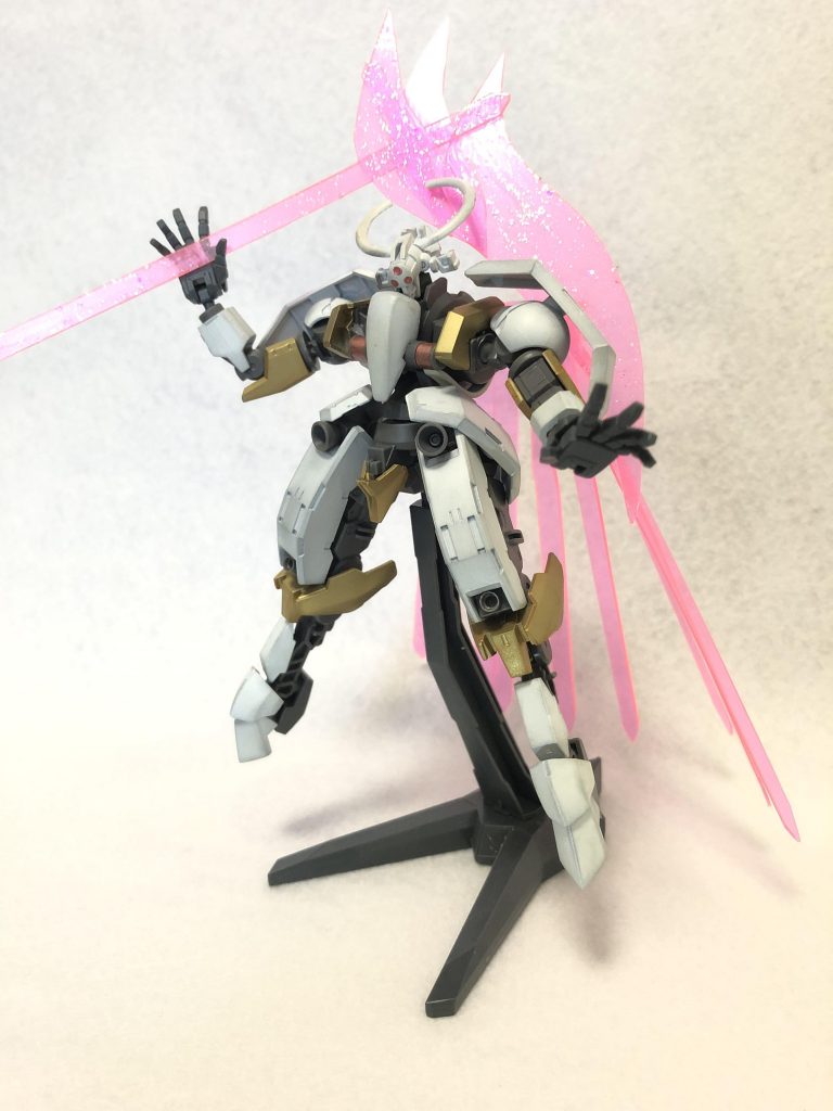 主人公ポーズ。モチーフは2nd、3rd辺りですが、ほぼオリジナルになりました。レギンレイズが原料だからそうなりますよね。
鎌にはラメが塗ってあり、角度によってキラキラ光ります。