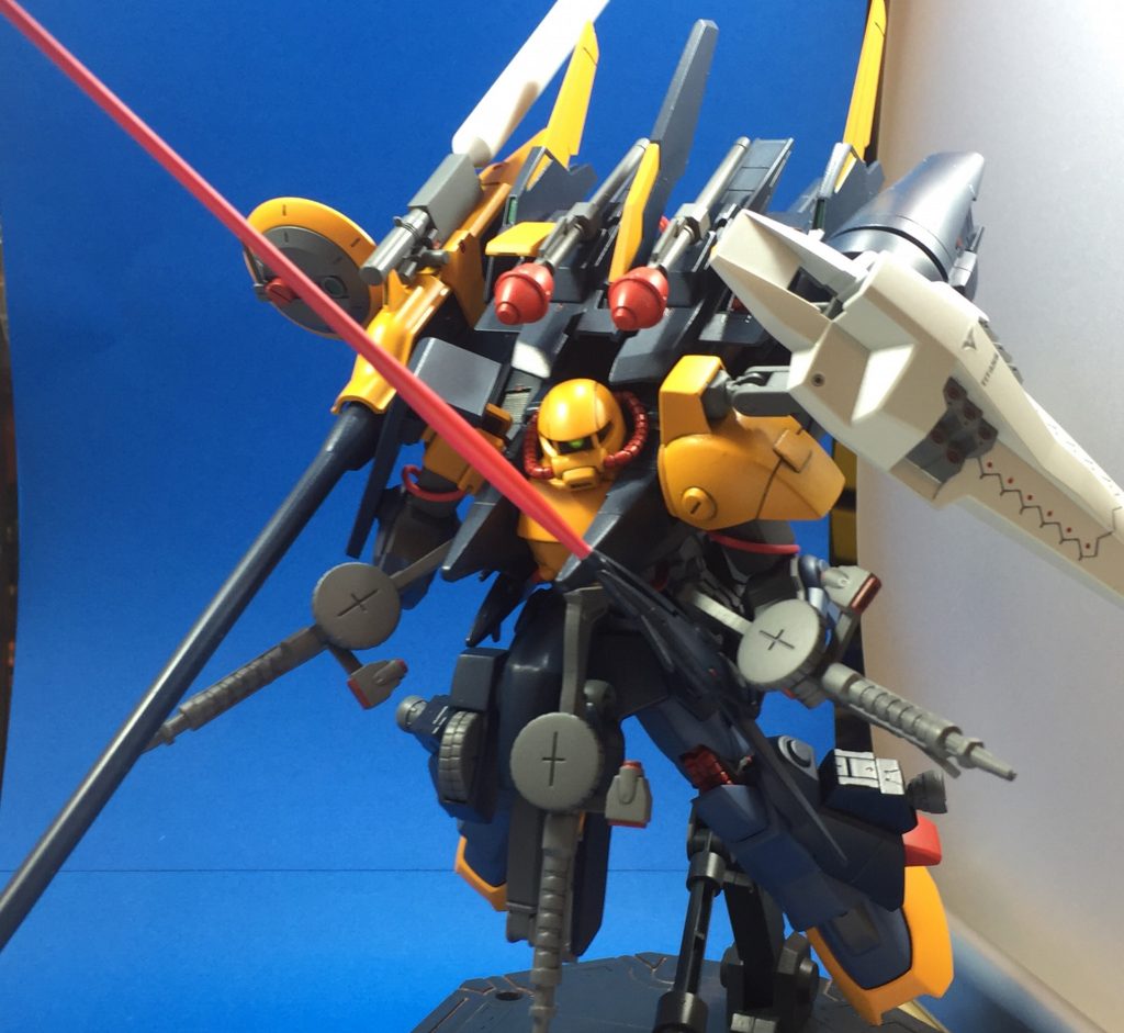 デンドロ譲りの小脇に抱えたサブアーム.
当たり前のようにビームサーベルが出てきます(っ・д・)≡⊃シュッシュッ